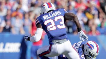ORCHARD PARK, NY - SEPTEMBER 25: Aaron Williams #23 of the Buffalo Bills picks up a fumble caused by a high snap and runs back for a touchdown against the Arizona Cardinals during the second half at New Era Field on September 25, 2016 in Orchard Park, New York. Brett Carlsen/Getty Images/AFP
== FOR NEWSPAPERS, INTERNET, TELCOS & TELEVISION USE ONLY ==