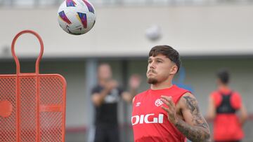 Ratiu controla un balón durante el entrenamiento.