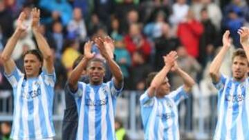 <b>LA ALEGRÍA DEL TRIUNFO. </b>Los jugadores del Málaga aplauden a sus aficionados tras terminar el partido.