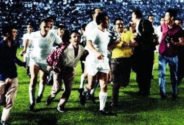 El 8 de julio de 1962 el Real Madrid ganó 2-1 al Sevilla en
la final de la Copa de España. En la imagen, los jugadoers dan la vuelta de honor al Estadio de Chamartín portando la Copa de campeones. 