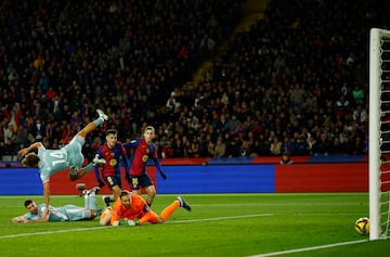 1-0. Gavi recibe en el balcón del área y con una especie de ruleta, asiste a Pedri que define cruzando raso, al palo largo de Jan Oblak.