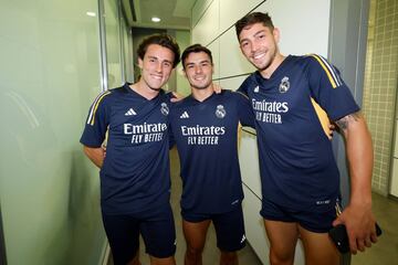 Odriozola, Brahim y Valverde posando juntos.