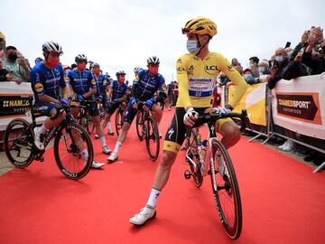 Julian Alaphilippe con el maillot amarillo antes del inicio de la segunda etapa del Tour de Francia 2021. 