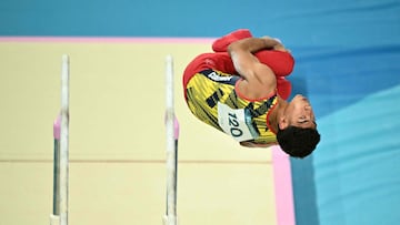 Colombia's Angel Barajas competes in the parallel bars event of the artistic gymnastics men's qualification during the Paris 2024 Olympic Games at the Bercy Arena in Paris, on July 27, 2024. (Photo by Lionel BONAVENTURE / AFP)