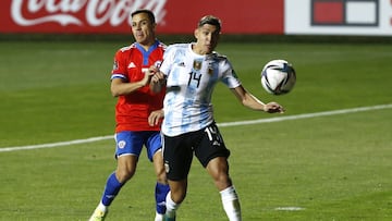 Futbol, Chile vs Argentina.
 Eliminatorias a Catar 2022.
 El jugador de la seleccion chilena Alexis Sanchez, izquierda, disputa el balon con Nahuel Molina de Argentina durante el partido clasificatorio al mundial de Catar 2022 realizado en el estadio Zorr