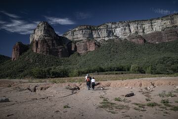 La gran sequía que sufre toda la península ha dejado al descubierto algunos tesoros. En el pantano de Sau, que ahora está al 30% de su capacidad, ha emergido el antiguo pueblo sepultado de Sant Romà que quedó inundado tras la construcción del pantano en 1963.