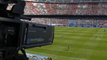 <b>LÍO. </b>Una cámara filma en el Calderón el primer partido de la 2011-12. Precisamente el Atlético es uno de los clubes más perjudicados en los horarios hechos públicos ayer.