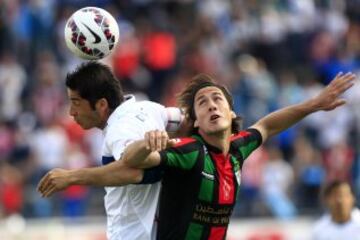 Fútbol, Universidad Católica v Palestino.
Décima fecha, campeonato de Apertura 2015.
El jugador de Palestino, Francisco Alarcon, derecha, disputa el balón con Cristian Alvarez de Universidad Católica durante el partido de primera división en el estadio Sa