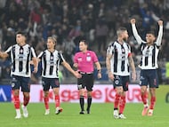 GUADALUPE(MEXICO), 26/11/2025.- Fidel Ambriz (d), del Rayados de Monterrey, festeja con sus compañeros un gol marcado al América hoy miércoles durante el partido de ida correspondiente a cuartos de final del Torneo Apertura 2025, celebrado en el estadio BBVA de la ciudad de Guadalupe. EFE/Miguel Sierra