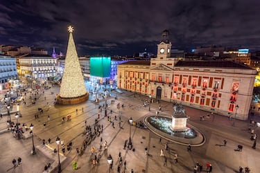 El lugar más visitado de la capital de España brillará otra Navidad más con el  árbol de Navidad. Mide 37 metros de altura y tiene un diámetro de 14 metros. Este año se renueva con 245.000 puntos de luz LED y 3.360 esferas rojas, y se completa con una estrella en la punta.