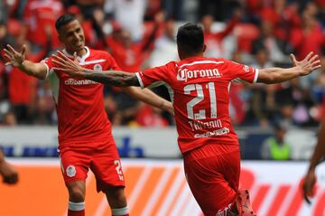 Los dos primeros partidos en el Estadio Nemesio Diez fueron bastante intensos y con la marca de la polémica arbitral, pero este fin de semana, Toluca dejó todo eso atrás. El equipo de Hernán Cristante mostró una versión muy similar a la del semestre pasado que jugó dos finales y se impuso claramente 3-0 ante los Xolos de Tijuana. Este podría ser el golpe anímico que los subcampeones actuales de la Liga MX necesitan para resurgir y volver a competir por el título. 