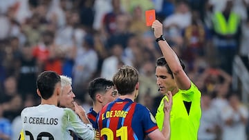 Frenkie de Jong es expulsado por Munuera.