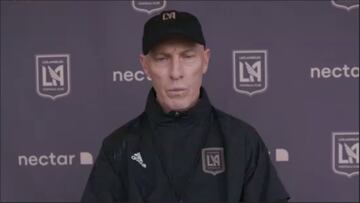 Bradley: Hay una posibilidad de que Vela juegue algunos minutos