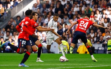 Soccer Football - LaLiga - Real Madrid v Osasuna - Santiago Bernabeu, Madrid, Spain - November 9, 2024 Real Madrid's Kylian Mbappe in action with Osasuna's Lucas Torro and Alejandro Catena REUTERS/Susana Vera