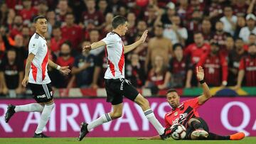 Renan Lodi of Brazil's Athletico Paranaense struggles for the ball with Ignacio Fernandez (L) of Argentina's River Plate during a Recopa Sudamericana 2019 first leg football match at the Arena da Baixada stadium, in Curitiba, Brazil, on May 22, 2019. (Photo by Heuler Andrey / AFP)