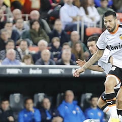 Garay, baja toda la temporada; el Valencia busca un recambio