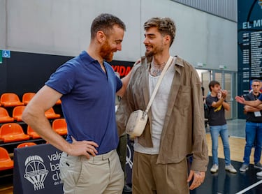 Víctor Claver hablando con Juancho Hernángomez.