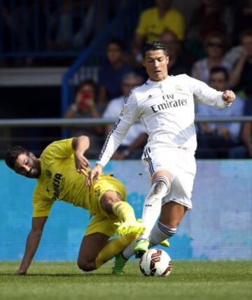 El delantero portugués del Real Madrid, Cristiano Ronaldo y el defensa argentino del Villarreal Mateo Musacchio.