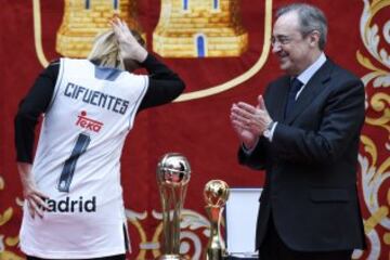 Cristina Cifuentes vistiendo la camiseta del Real Madrid.