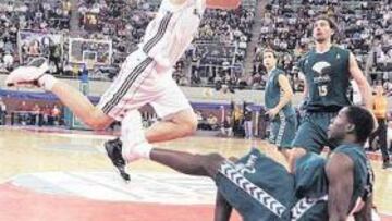 <b>TROPIEZO. </b>Marko Tomas chocó con Pietrus y el Real Madrid se estrelló ante el Unicaja.