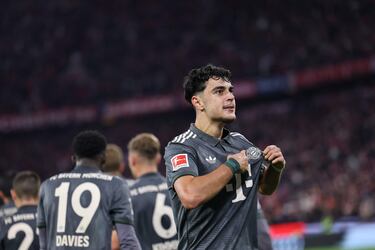 Aleksandar Pavlović señalando el escudo del Bayern tras marcar el empate. 