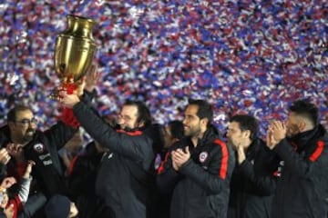 Los jugadores de Chile celebran con la Copa America Centenario en el estadio Nacional. Santiago, Chile.