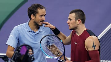 INDIAN WELLS, CALIFORNIA - MARCH 12: Jack Draper of Great Britain reacts at the net with Daniil Medvedev after his straight sets defeat in their quarterfinal match of the BNP Paribas Open at Indian Wells Tennis Garden on March 12, 2026 in Indian Wells, California. Clive Brunskill/Getty Images/AFP (Photo by CLIVE BRUNSKILL / GETTY IMAGES NORTH AMERICA / Getty Images via AFP)