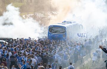 Numerosos seguidores de la Real Sociedad se han agolpado en los alrededores de Zubieta para despedir al club antes de la final de la Copa del Rey.