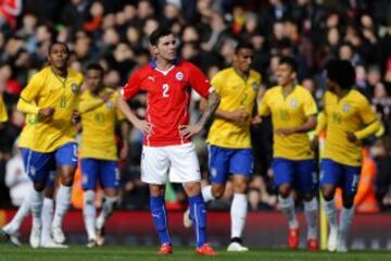 La tristeza de Eugenio Mena mientras Brasil celebra el único gol del partido.