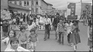 "Manifestaciones años 70s". De la serie de fotografías de manifestaciones principalmente de campesinos y trabajadores. Se observa la delegación del Putumayo; los simpatizantes de la ANUC; y la marcha del Primero de Mayo