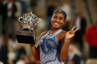 Coco Gauff sostiene el trofeo.    
