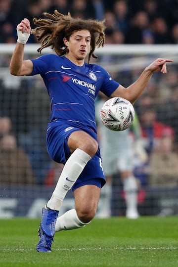 Más que reconocido por su estrambótico peinado, Ampadu es otra de las perlas surgidas de la cantera del Chelsea, que le reclutó de su Gales natal. En el equipo inglés suele jugar como defensa central aunque también se puede desenvolver en la zona media.