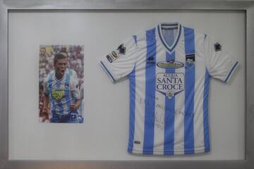 Camiseta de Juan Fernando Quintero del Pescara de Italia, primer equipo del jugador en el extranjero.