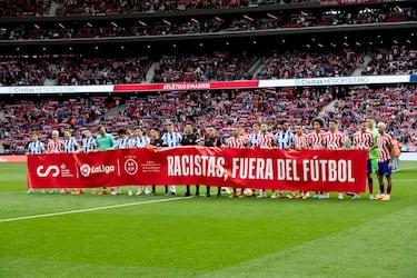 Los jugadores de la Real Sociedad y del Atleti posan juntos con la pancarta contra el racismo. 