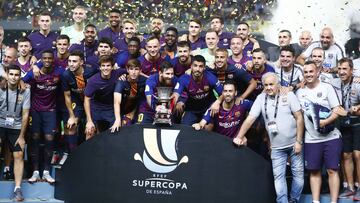 Los jugadores del Barcelona con el trofeo de campeón de la Supercopa de España.
