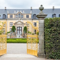 Un empresario levanta su mansión ilegal y bloquea una calle entera con un callejón sin salida