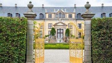 Un empresario levanta su mansión ilegal y bloquea una calle entera con un callejón sin salida