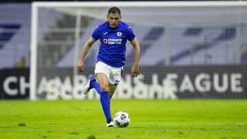 Pablo Aguilar durante un partido de Cruz Azul en el Guardianes 2021