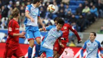 Chicharito intenta rematar un centro ante la marca de la zaga del Hoffenheim.