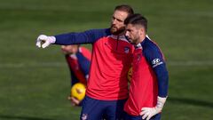 Oblak da indicaciones a Moldovan en un entrenamiento del Atlético