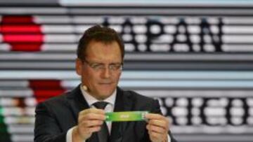 Jerome Valcke muestra la papeleta de España durante el sorteo.