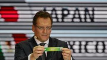 Jerome Valcke muestra la papeleta de Espa&ntilde;a durante el sorteo.