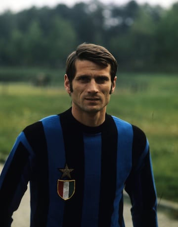 Jug en el Inter de MIlan entre 1961 y 1978 y el equipo italiano retir el dorsal nmero 3 de manera pstuma.