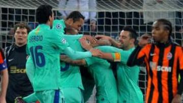 <b>LA CELEBRACIÓN. </b>Los jugadores del Barcelona celebran el gol conseguido por Messi en los minutos finales de la primera parte ante la decepción de los ucranios.