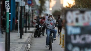 AME6818. BUENOS AIRES (ARGENTINA), 30/04/2020.- Un hombre en bicicleta circula por una calle de la Villa 31 este jueves, en Buenos Aires (Argentina). Argentina confirm&oacute; este jueves 143 nuevos casos de COVID-19, con lo que el n&uacute;mero total de contagios se increment&oacute; a 4.428, mientras que los muertos suman 218, tras registrarse hoy tres nuevos decesos por coronavirus. EFE/ Juan Ignacio Roncoroni