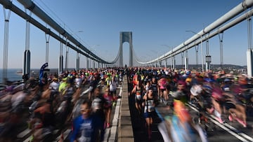 TOPSHOT - Runners cross the Verrazano Narrow Bridge during the 2017 TCS New York City Marathon in New York on November 3, 2019. (Photo by Johannes EISELE / AFP)
 PUBLICADA 04/11/19 NA MA45 2COL