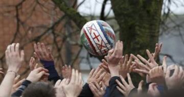 En Ashbourne se celebra todos los años el tradicional partido de fútbol medieval inglés en el que la mitad del pueblo intenta llevar el balón (relleno de corcho para poder flotar) hasta el molino del equipo rival para anotar. Sólo una persona tiene el privilegio de marcar por cada equipo. 