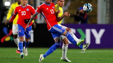 Chile's midfielder Erick Pulgar (L) fights for the ball with Colombia's forward Jorge Carrascal during the 2026 FIFA World Cup South American qualifiers football match between Chile and Colombia, at the David Arellano Monumental stadium, in Santiago, on September 12, 2023. (Photo by Javier TORRES / AFP)