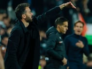 MADRID, 01/12/2025.- El entrenador del Valencia, Carlos Corberán, durante el partido de la jornada 14 de LaLiga que Rayo Vallecano y Valencia CF disputan hoy lunes en el estadio de Vallecas. EFE/Juanjo Martín
