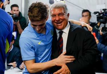 Gavi y Joan Laporta. 